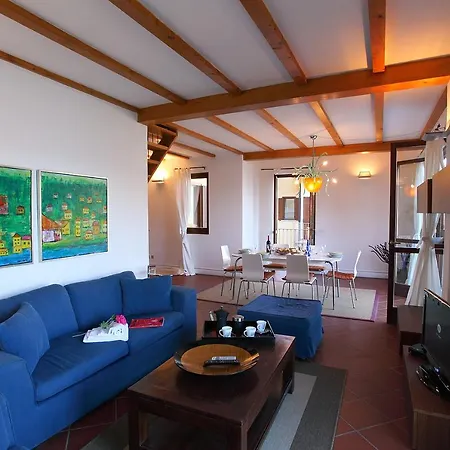 דירה Sleeps 8 Pool